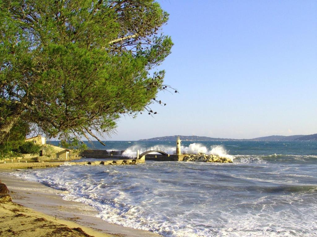 Hotel Athénopolis Grimaud Esterno foto